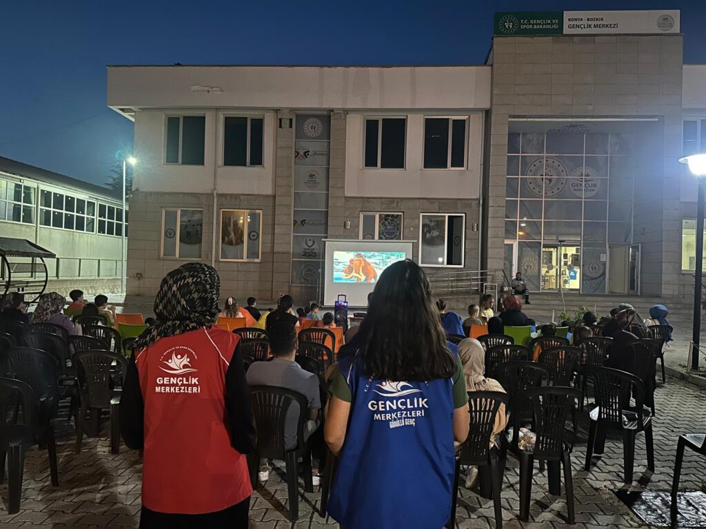 Bozkır’da Açık Hava Sineması Büyük İlgi Görüyor