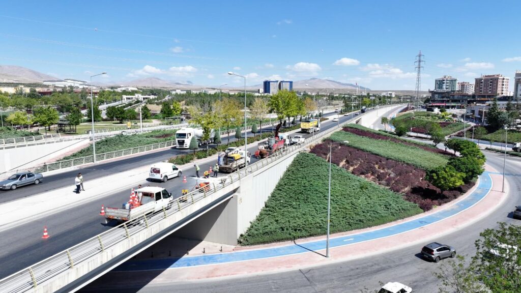 Konya Büyükşehir Yaya ve Taşıt Köprülerin De Düzenli Bakım ve İyileştirme Çalışmaları Sürdürüyor