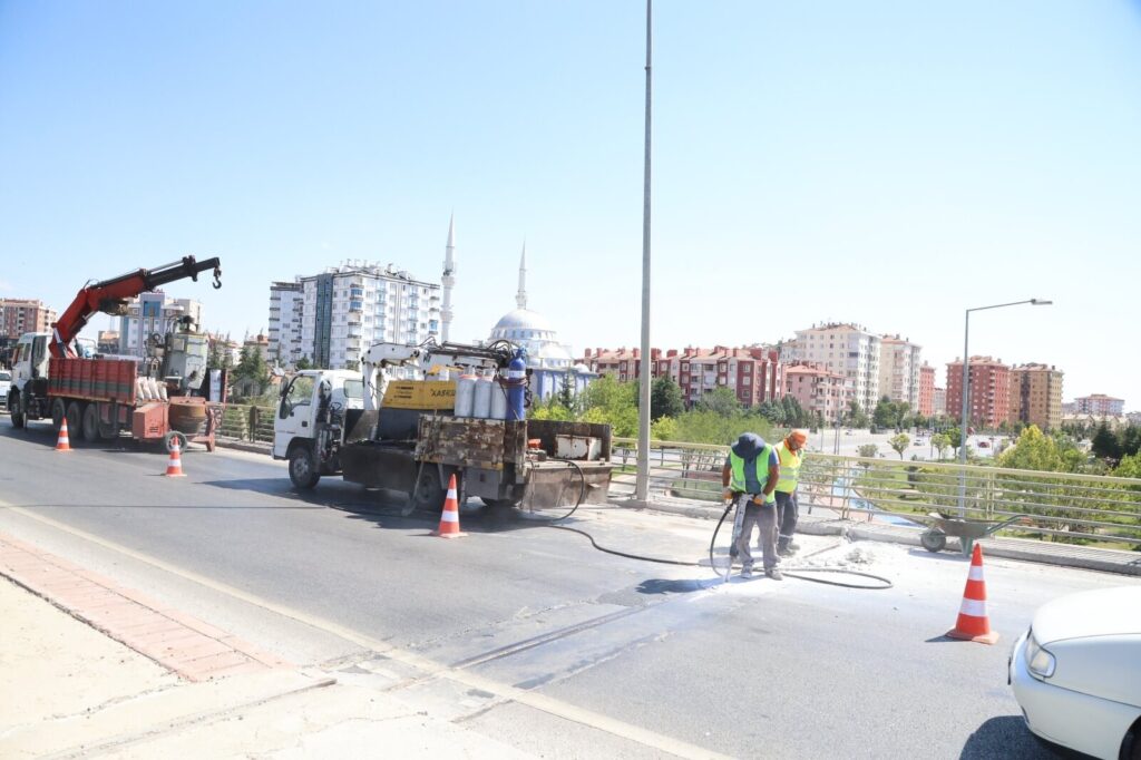 Konya Büyükşehir Yaya ve Taşıt Köprülerinde Düzenli Bakım ve İyileştirme Çalışmaları Sürdürüyor