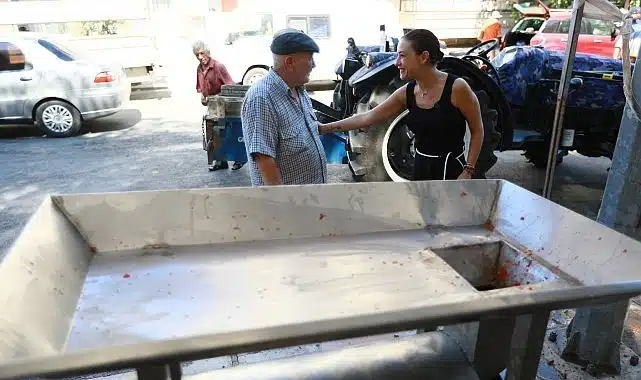 Efes Selçuk’ta salçalar ailece hazırlanıyor, belediye makine ile destek oluyor