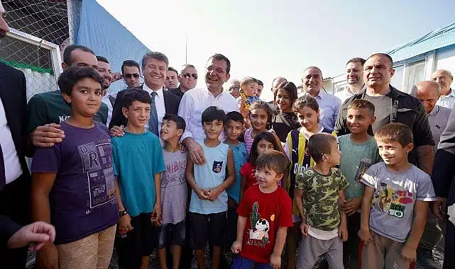 Ekrem İmamoğlu, Adıyaman’da, konteyner kentlerde yaşam mücadelesi veren depremzede ailelerin acılarına ve sofralarına ortak oldu