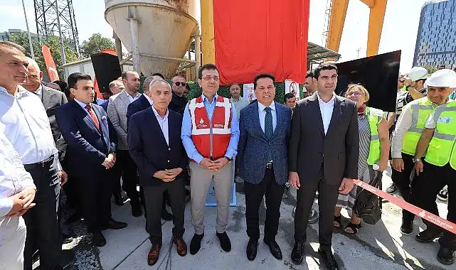 İBB Başkanı Ekrem İmamoğlu, Mahmutbey-Bahçeşehir-Esenyurt Metro Hattı’nda çalışan emekçilerle bir araya gelerek, TBM cihazının ilerlemesine tanıklık etti