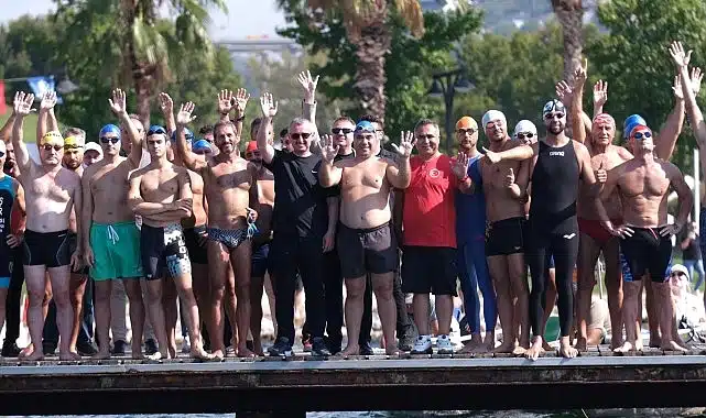 İzmit Körfezi’nde ‘Büyük Zafer’in coşkusu;  Yüzücüler mavi sularda hedefe kulaç attı
