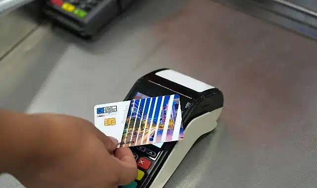 Kadıköy Belediyesi ilçe sınırları içerisinde yaşayan ihtiyaç sahibi kişilere alışveriş kartı desteği veriyor.