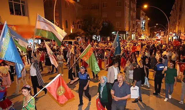 Karaman Belediyesi’nce bu yıl 6.’sı düzenlenen Uluslararası Karaman Türk Dünyası Şöleni etkinlikleri kapsamında “Türkçe Aşkı Vatan Aşkı” yürüyüşü gerçekleştirildi