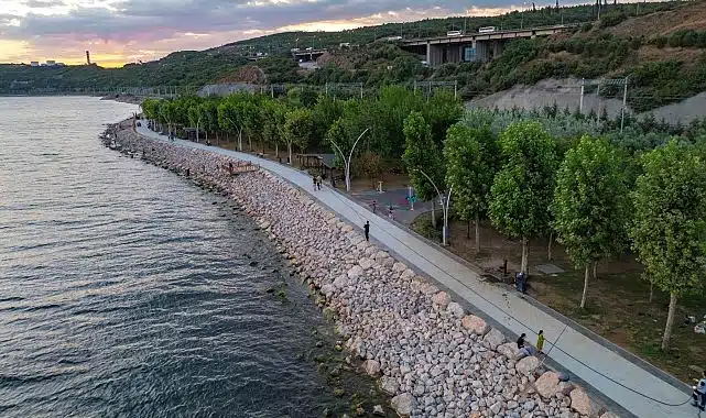 Tavşancıl Sahil Parkı gündüz başka gece başka güzel