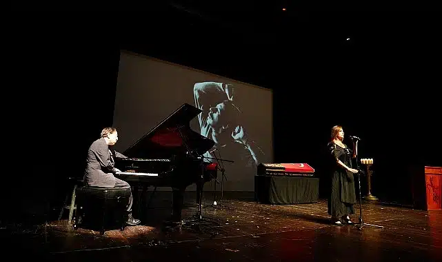 Tiyatro dünyasının usta ismi Genco Erkal, son yolculuğuna Harbiye Muhsin Ertuğrul Sahnesi’nden, sevenlerinin dakikalarca süren alkışları eşliğinde uğurlandı