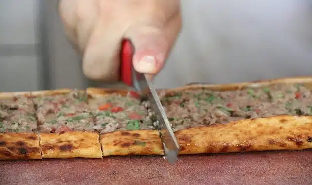 Aydın Büyükşehir Belediyesi, Aydın’ın geleneksel lezzetlerinden olan ve ismini tüm dünyada duyuran “Yenipazar Pidesi” için coğrafi işaret aldı