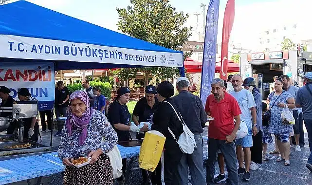 Aydın Büyükşehir Belediyesi, bu gece kutlanacak olan Mevlid Kandili nedeniyle Aydın’ın çeşitli noktalarında bulunan camilerde lokma hayrı gerçekleştirdi