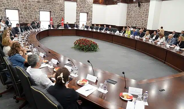 Egeli bilim insanlarının görev aldığı İzmir Körfez Bilim Kurulu, acil eylem planı için toplandı