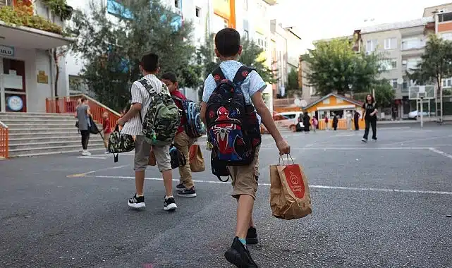 İstanbul Büyükşehir Belediyesi İBB’nin, ‘Okul Beslenme Desteği Projesi’ kapsamında öğrencilere sağladığı beslenme desteği bugün başladı