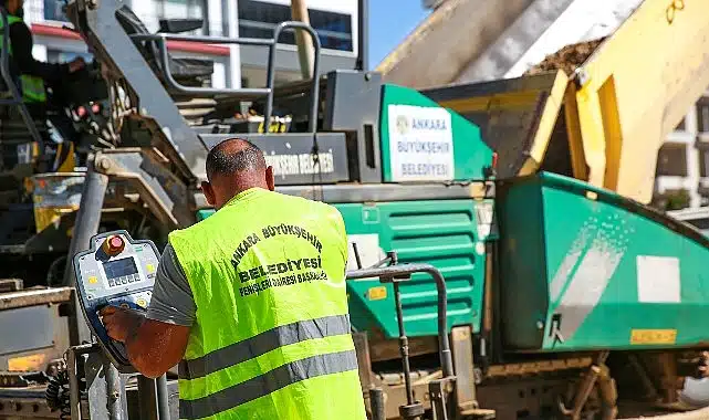 Keçiören’de hummalı yol çalışması.