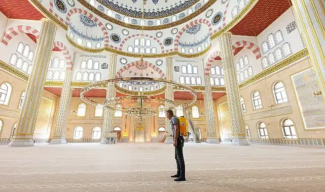 Mevlid Kandili dolayısıyla Nevşehir’deki tüm cami ve mescitler Nevşehir Belediyesi Temizlik İşleri Müdürlüğü ekipleri tarafından gül suyu ile yıkandı.