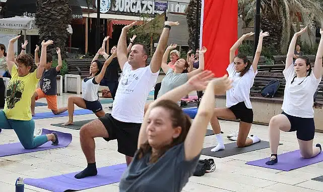 Mudanya Belediyesi ve Eflatun Yoga Yaşam Okulu’nun işbirliği ile Güzelyalı Atatürk Parkı’nda düzenlenen yoga etkinliği, pazar sabahına huzur dolu bir başlangıç getirdi.