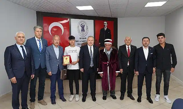Nevşehir’de Ahilik Haftası kapsamında düzenlenen törende yılın ahisi seçilen 70 yaşındaki esnaf Şammas Bayar’a kaftan giydirildi.