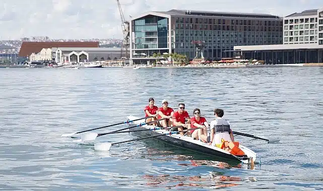 Rixos Tersane İstanbul Kürek Festivali’ne destek veren Corendon Airlines’ın kürek takımları kıyasıya yarıştı
