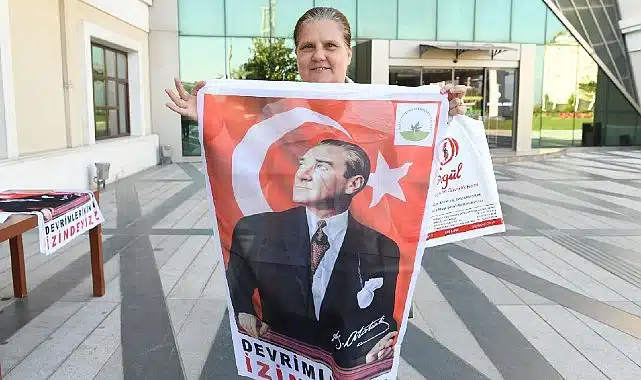 Osmangazi Belediyesi 10 bin Ata Posteri dağıtıyor