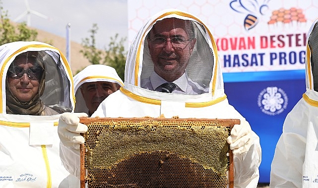 Selçuklu Belediyesi’nin kırsal mahallelerde kalkınmanın ve hayvansal üretimin geliştirilmesi amacıyla hayata geçirdiği ‘% 50 Hibeli Arılı Kovan Desteği’ne başvurular başladı.