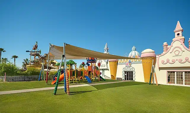 Akdeniz’in Kucağında Hayallerinizdeki Ara Tatil: Titanic Hotels’de Sınırsız Eğlence ve Huzur