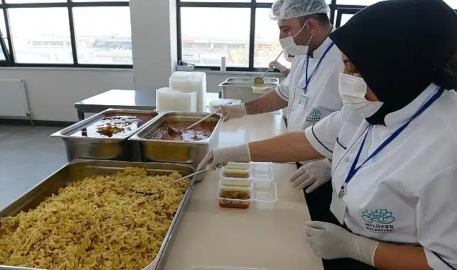 Nilüfer’de ihtiyaç sahiplerine sıcak yemek desteği