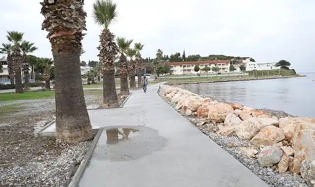 Didim Belediyesi Fen İşleri Müdürlüğü ekiplerince Sedef Koy’da bulunan yürüyüş yolu yenilendi.