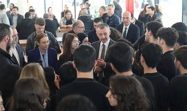 Gençler, Milli İrade Meydanı’ndan çıkmak istemeyecek;  Büyükşehir’den İzmit’e 7/24 açık kütüphane