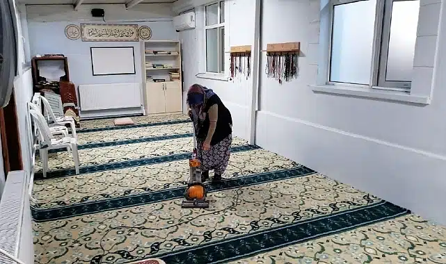 Geyve’de cami temizliği devam ediyor