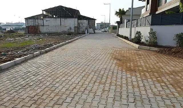 Menderes Belediyesi, Cüneytbey Mahallesi’nde yolları kilit parke ile yeniledi.