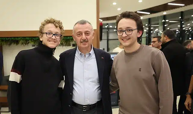 Yeni yıla kütüphanede giren öğrencilere Başkan Büyükakın’dan sürpriz