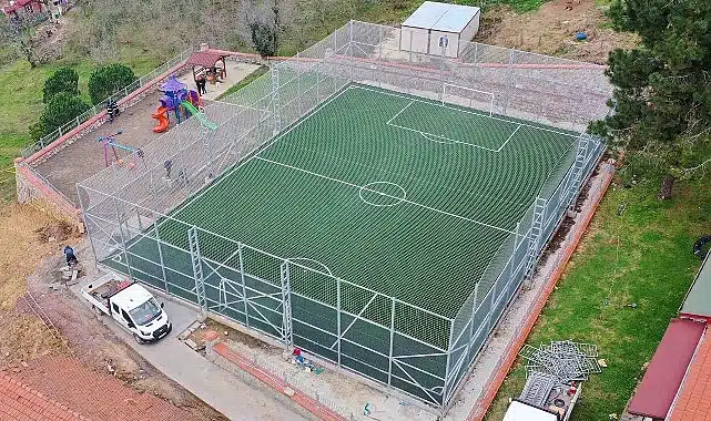 Büyükşehir’den Eşme Ahmediye’ye halı saha