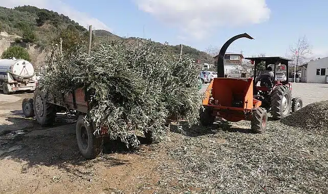 Edremit Belediyesi kompost makinesi ile organik gübre üretiyor