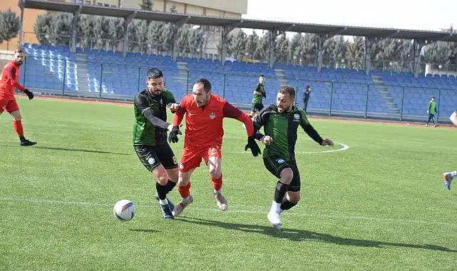 Kahramankazan Belediyespor, evinde karşılaştığı Kavaklıderespor’u 3-0’lık skorla mağlup etti.