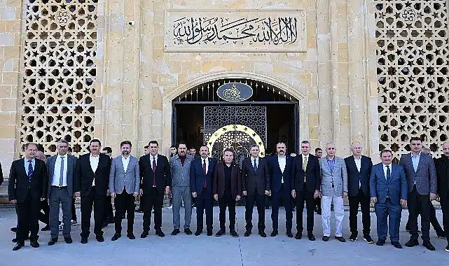 Başkan Muhittin Böcek vatandaşlarla bayramlaştı