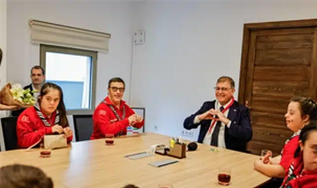 Başkan Tugay down sendromlu izcileri ağırladı
