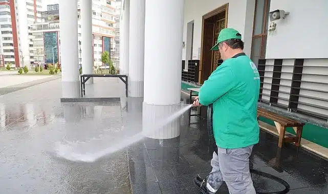 Canik’te Camilerde Bayram Temizliği