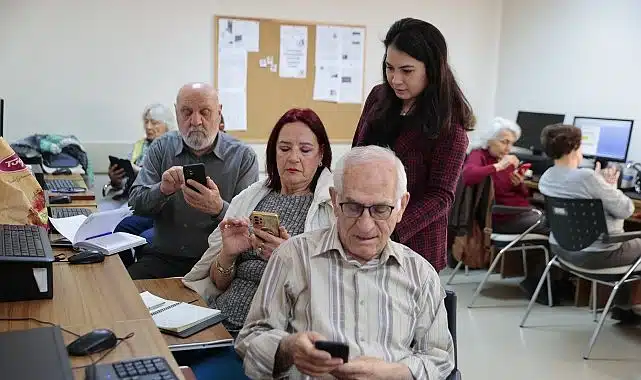 Konak’tan ileri yaştakilere akıllı telefon kullanma kursu   