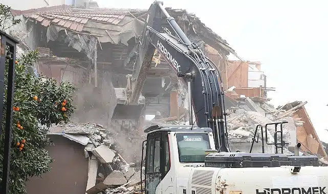 Tarihi surları tehdit eden bina yıkıldı