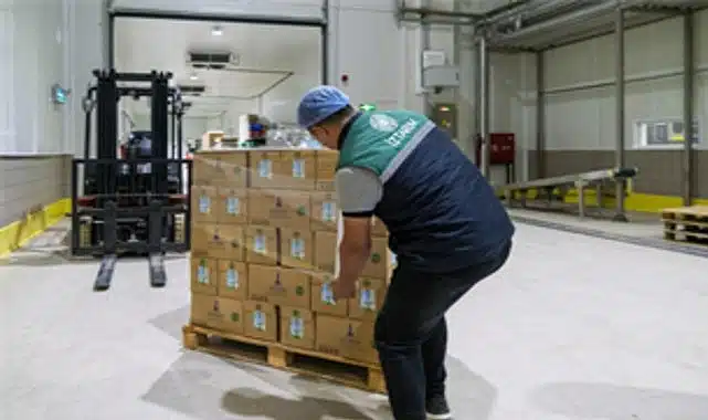 Bayındır Süt Fabrikası’nda çarklar döndü, üreticinin yüzü güldü