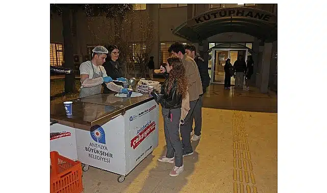 Büyükşehir’den sınav haftasında öğrencilere sıcak çorba ikramı