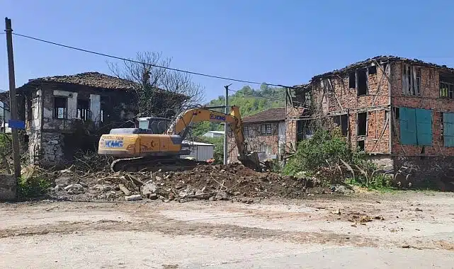 Gölcük’te Riskli Yapılar Birer Birer Yıkılıyor