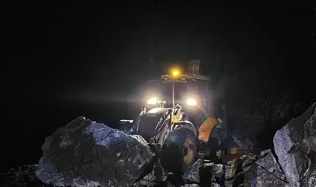 Heyelan nedeniyle kapanan Taşatan yolu açıldı