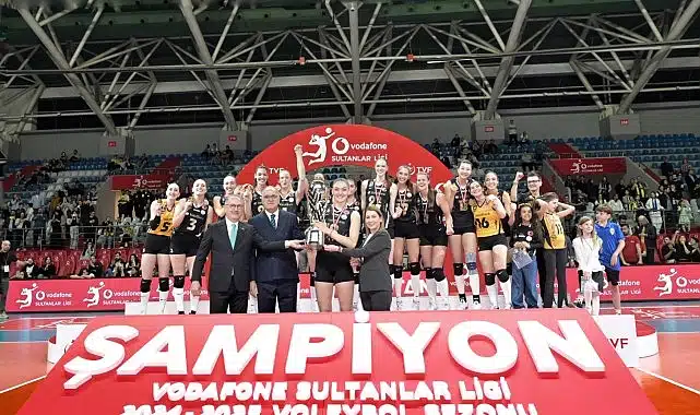 Van Ryk, ödülünü Vodafone Türkiye İcra Kurulu Başkan Yardımcısı Meltem Bakiler Şahin’in elinden aldı.