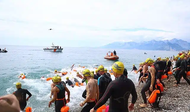 Açık su yüzme yarışlarının startını Başkan Muhittin Böcek verdi