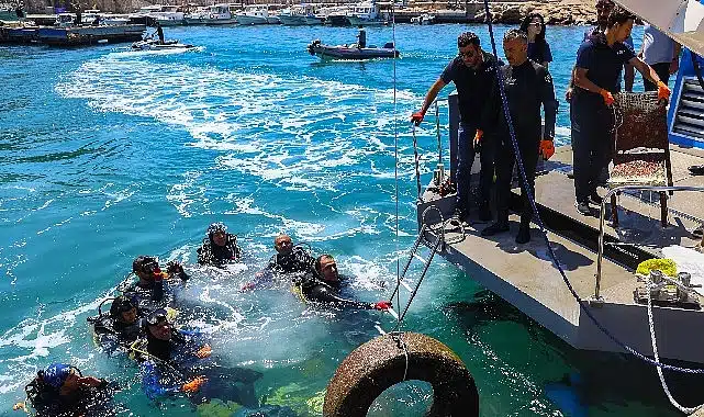 Antalya Büyükşehir Belediyesi’nden Kaleiçi Yat Limanı’nda deniz dip temizliği