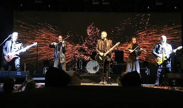 Bayındır 26. Uluslararası Çiçek Festivalinin 2. Gününde Haluk Levent Rüzgarı Esti