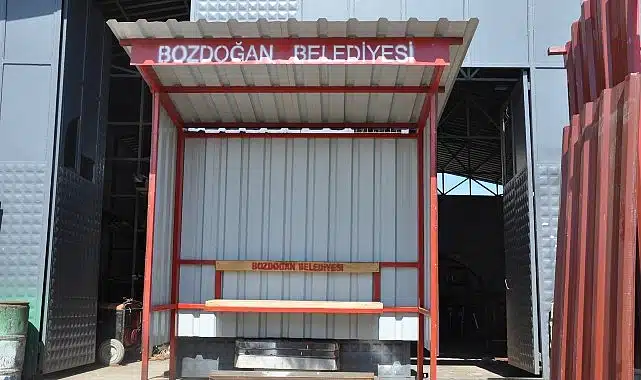 Bozdoğan Belediyesi Bankları ve Durakları Kendi İmkânlarıyla Üretiyor Tasarruf Belediyeciliği ile Kaynaklar Daha Etkin Kullanılıyor