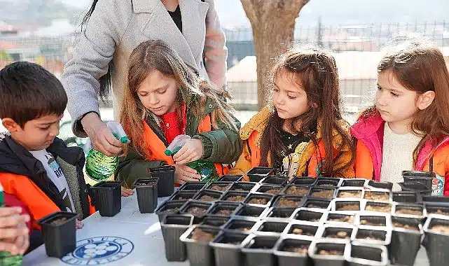Buca Belediyesi Kızılçullu Tarım Okulu’nda çocuklara tarım eğitimi veriyor