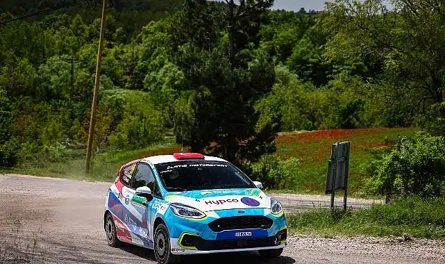 Engelli ralli pilotu Kübra aracını başarıdan başarıya sürüyor