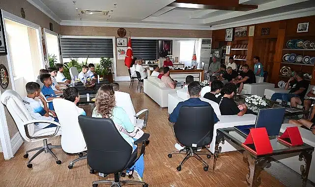 Futbolcu ve velilerden Başkan Topaloğlu’na teşekkür ziyareti