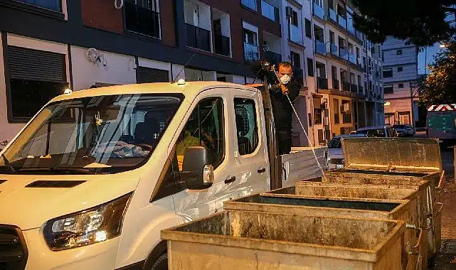 Karşıyaka’da ilaçlama ekiplerinden akşam mesaisi